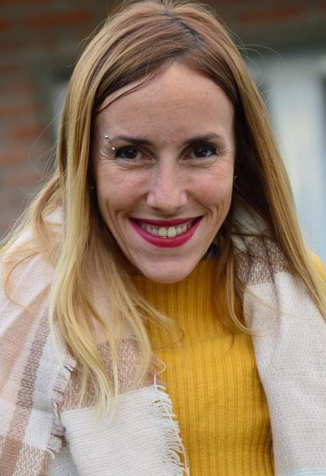 Natalia Pelillo. Sonríe y mira a cámara.