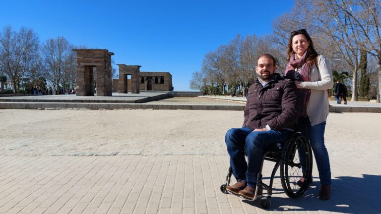 Foto De Francisco Zuasti posando delante del Templo de Debod en Madrid. Esta en su silla de ruedas y le acompaña su mujer.
